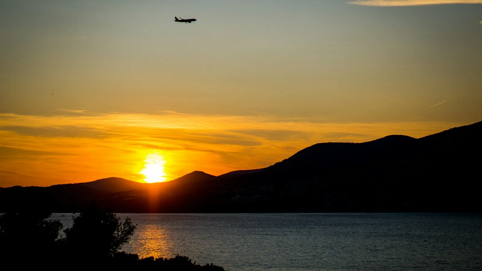 Avion au décollage au-dessus de la côte adriatique près de Split en Croatie