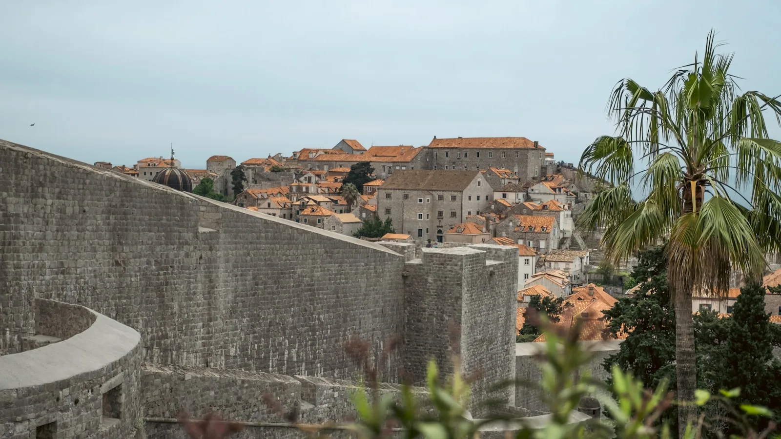 1. 🏰 Les remparts médiévaux