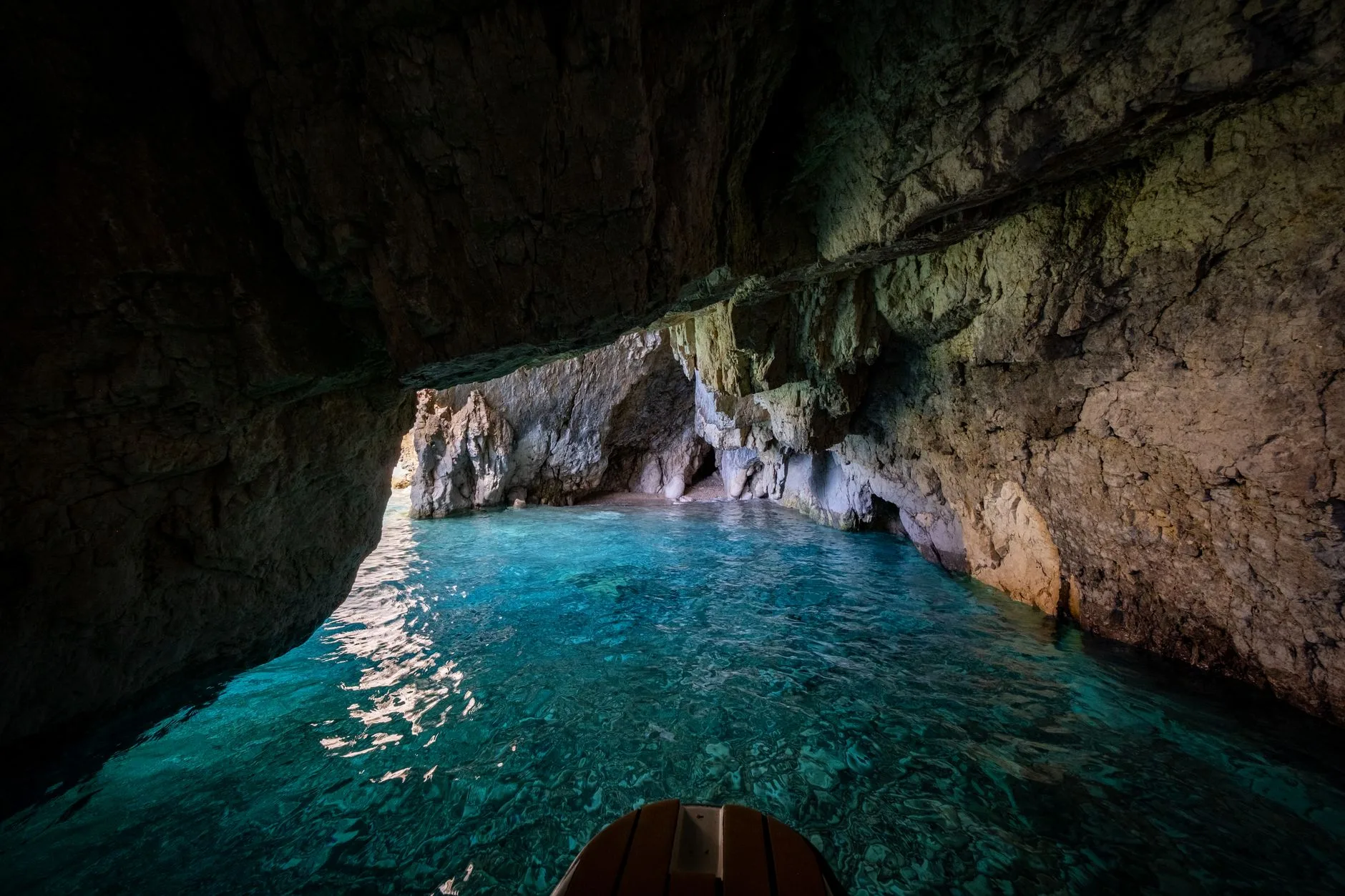 Eau d'un bleu électrique dans la Grotte Bleue de l'île de Biševo en Croatie