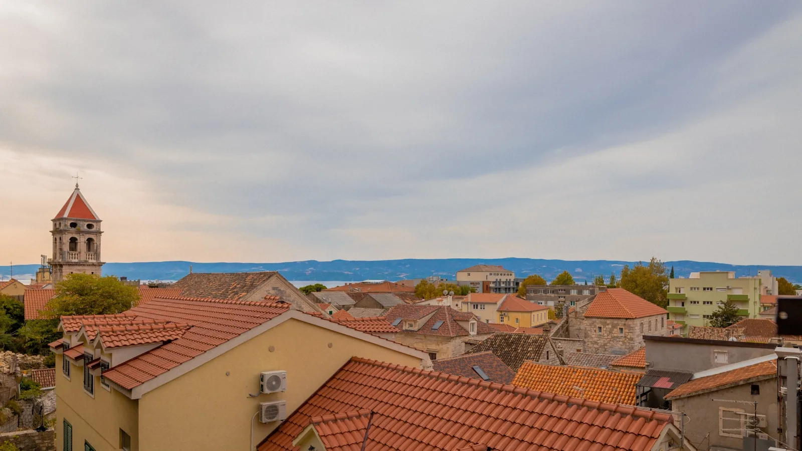 Vieille ville de Rovinj avec maisons colorées et clocher au bord de l'Adriatique, Istrie, Croatie