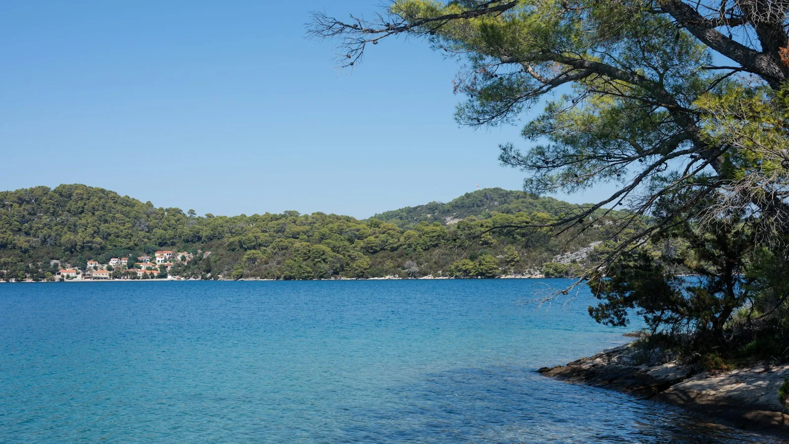 Kayak sur les eaux turquoise de la côte dalmate en Croatie