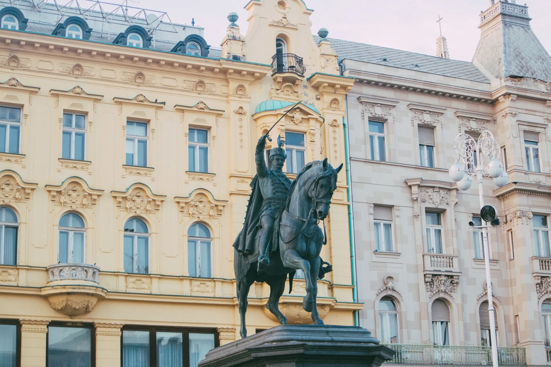 Marché Dolac et façades colorées du centre de Zagreb