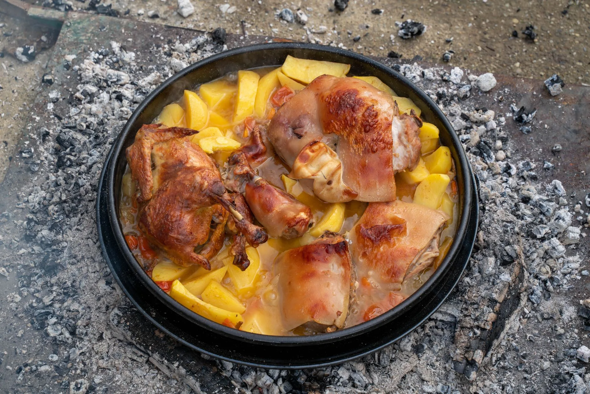 Peka croate : agneau et pommes de terre cuits sous une cloche en fonte dans une konoba de Dalmatie