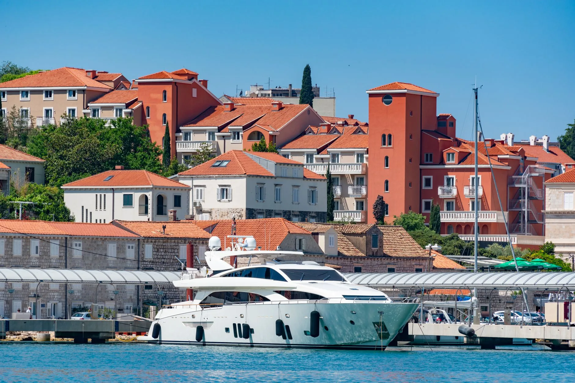 Pièces et billets en euros laissés sur une table de restaurant en Croatie en guise de pourboire