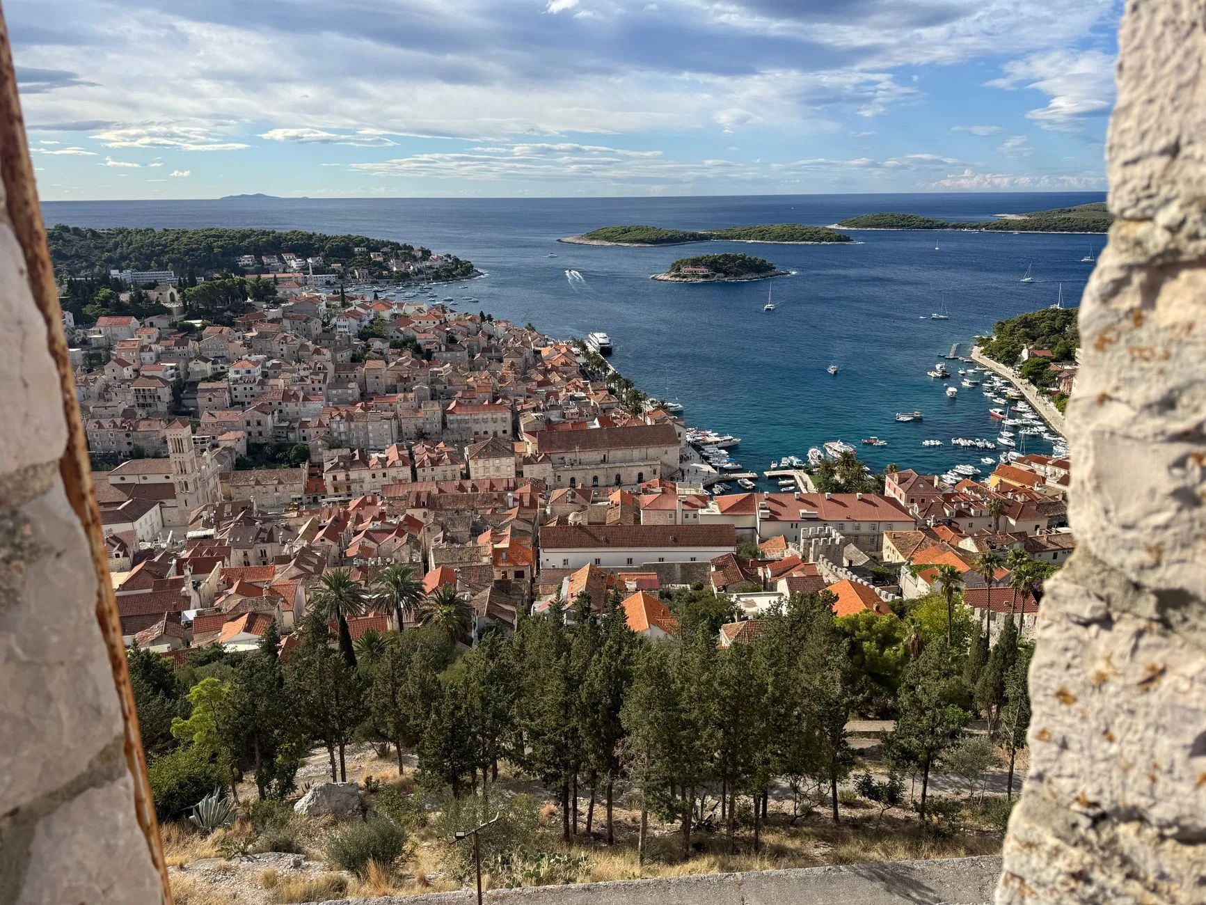 Vue du port de Hvar avec un bateau rapide en approche