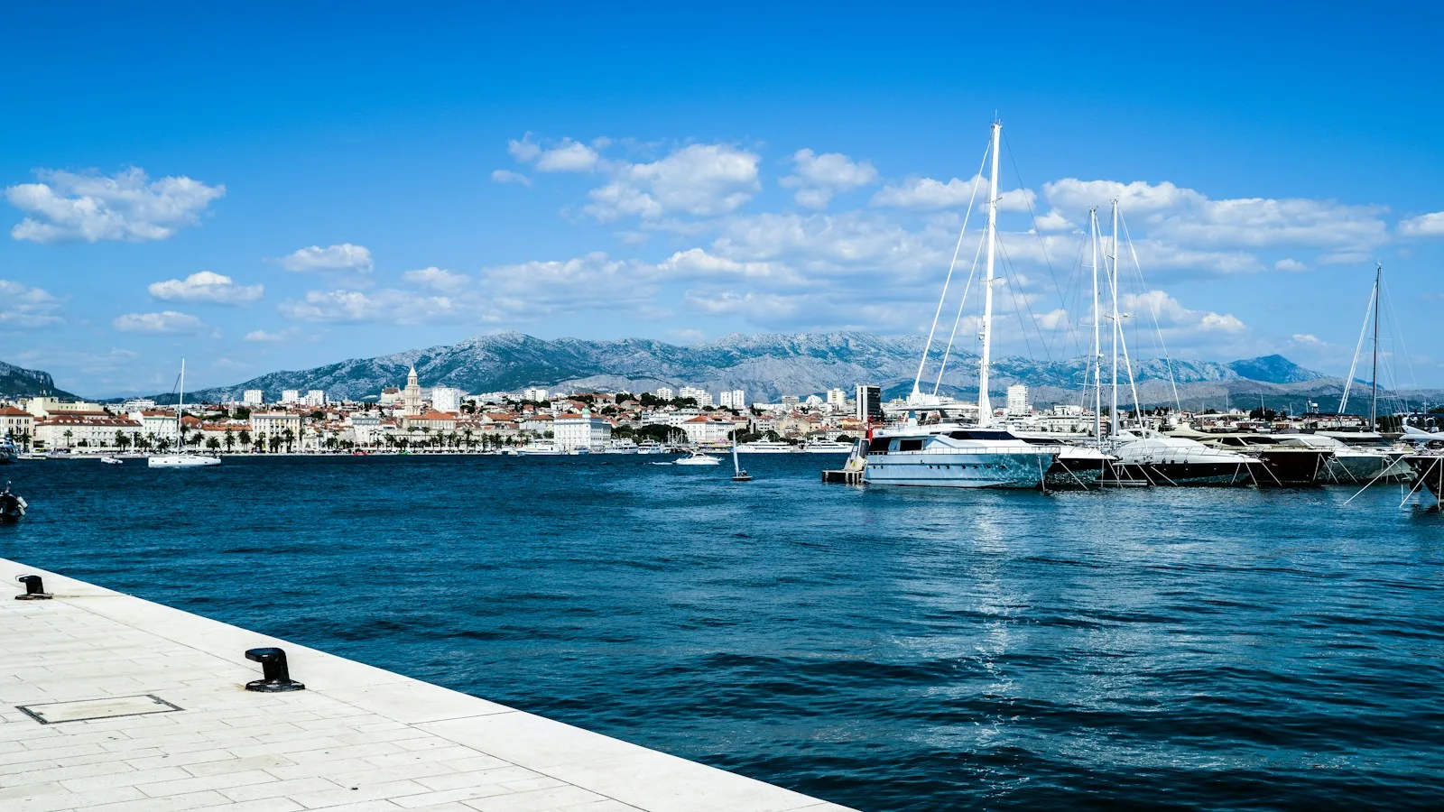 Port de Split en Croatie avec bateaux amarrés au quai