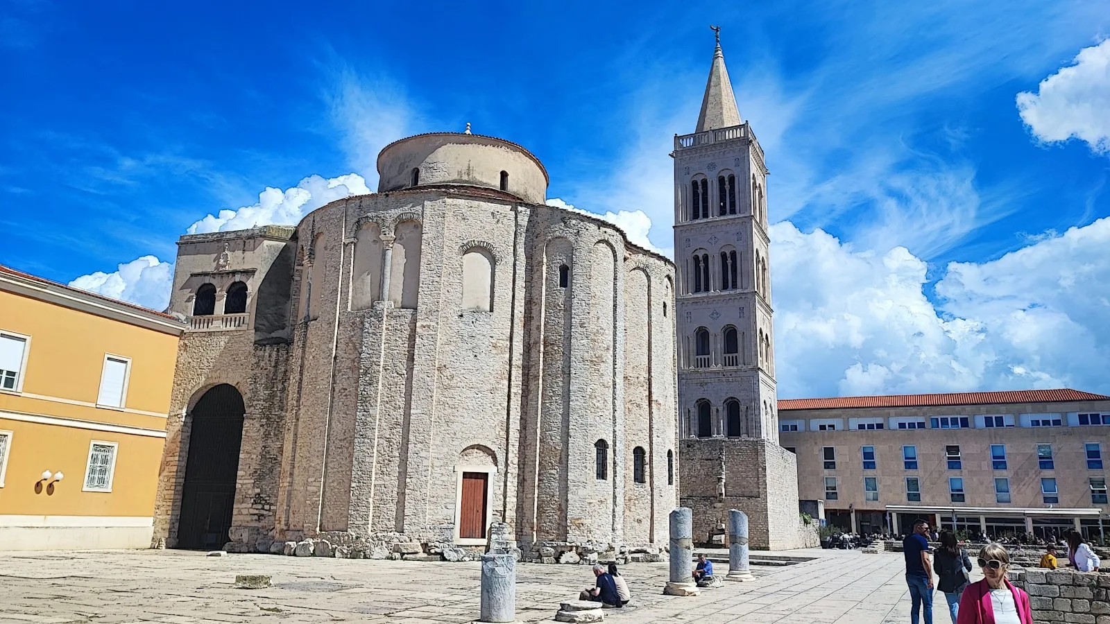 ️ L'église Saint-Donat et le Forum romain